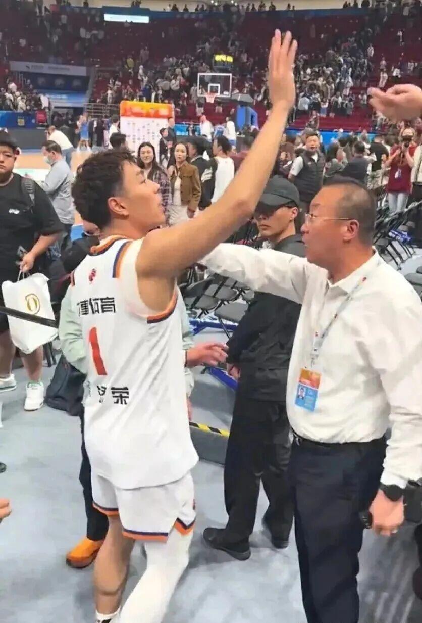 爱游戏体育官方入口-让李添荣和黄荣奇击个掌，天塌不下来